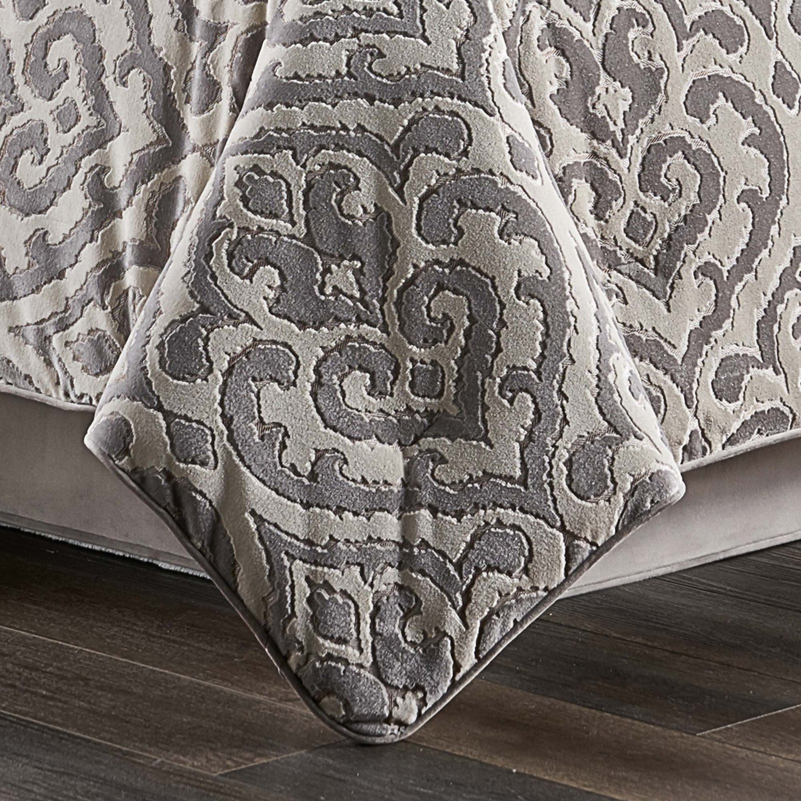 belvedere-queen-4-piece-comforter-set-silver-2