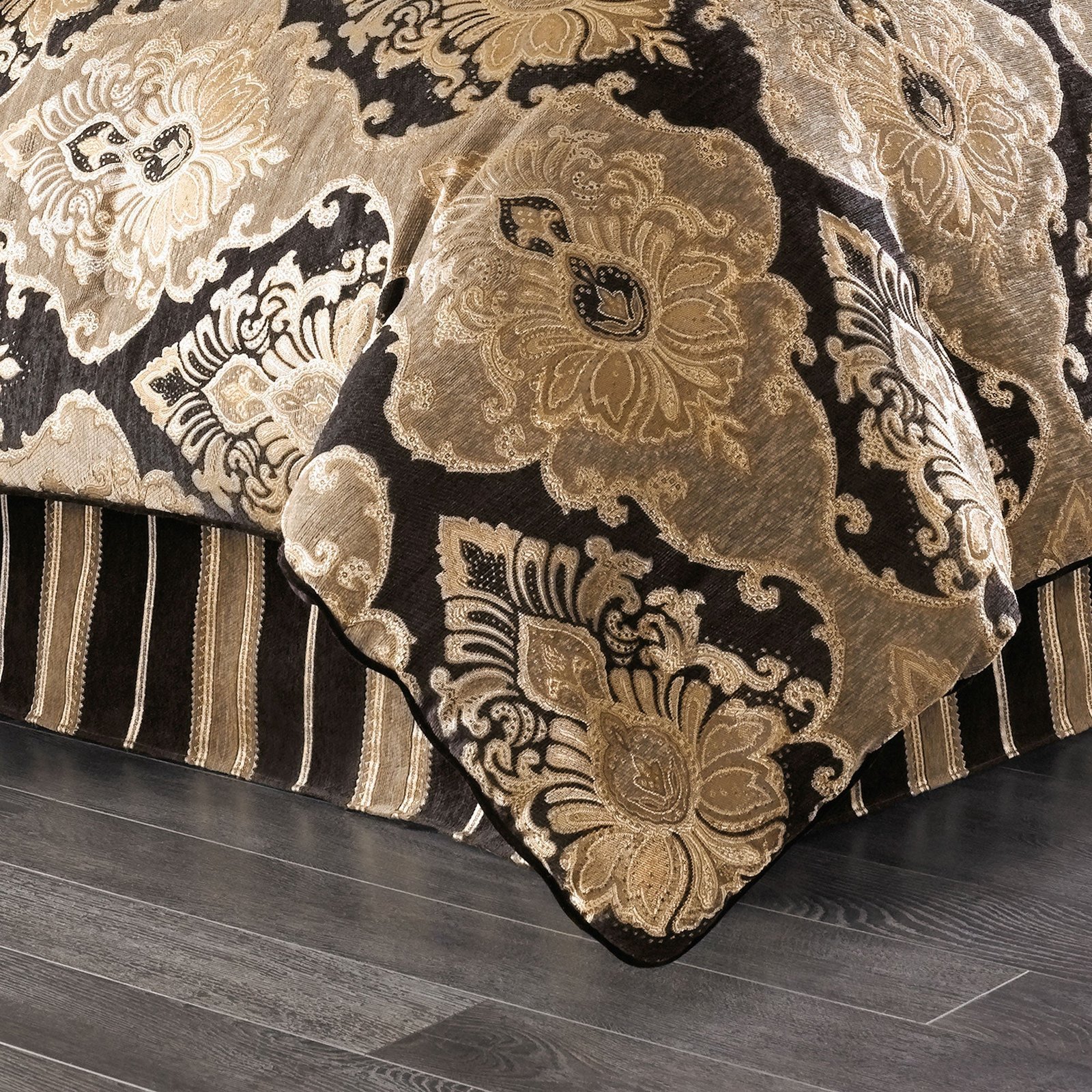 bradshaw-black-bedskirt
