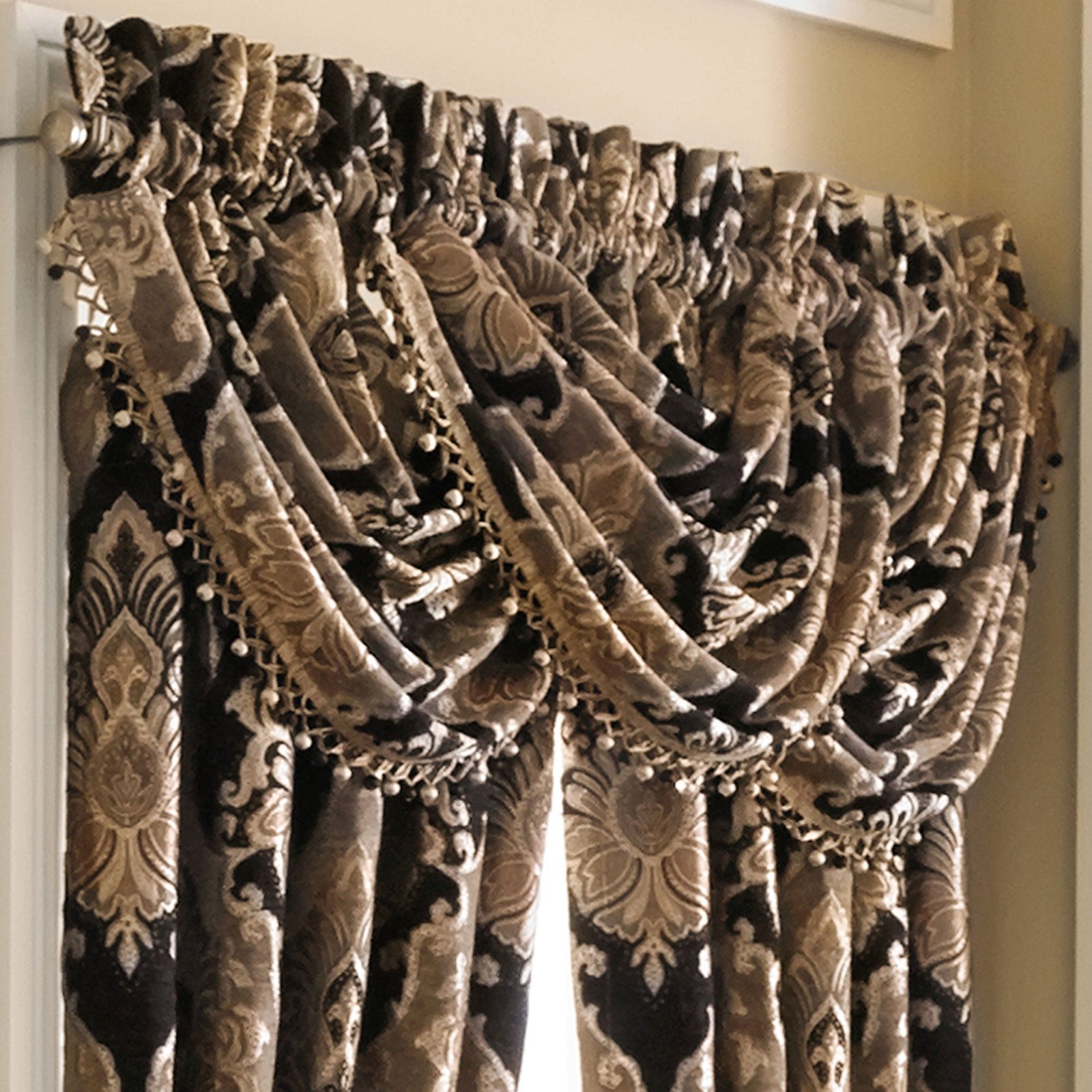 bradshaw-black-valance