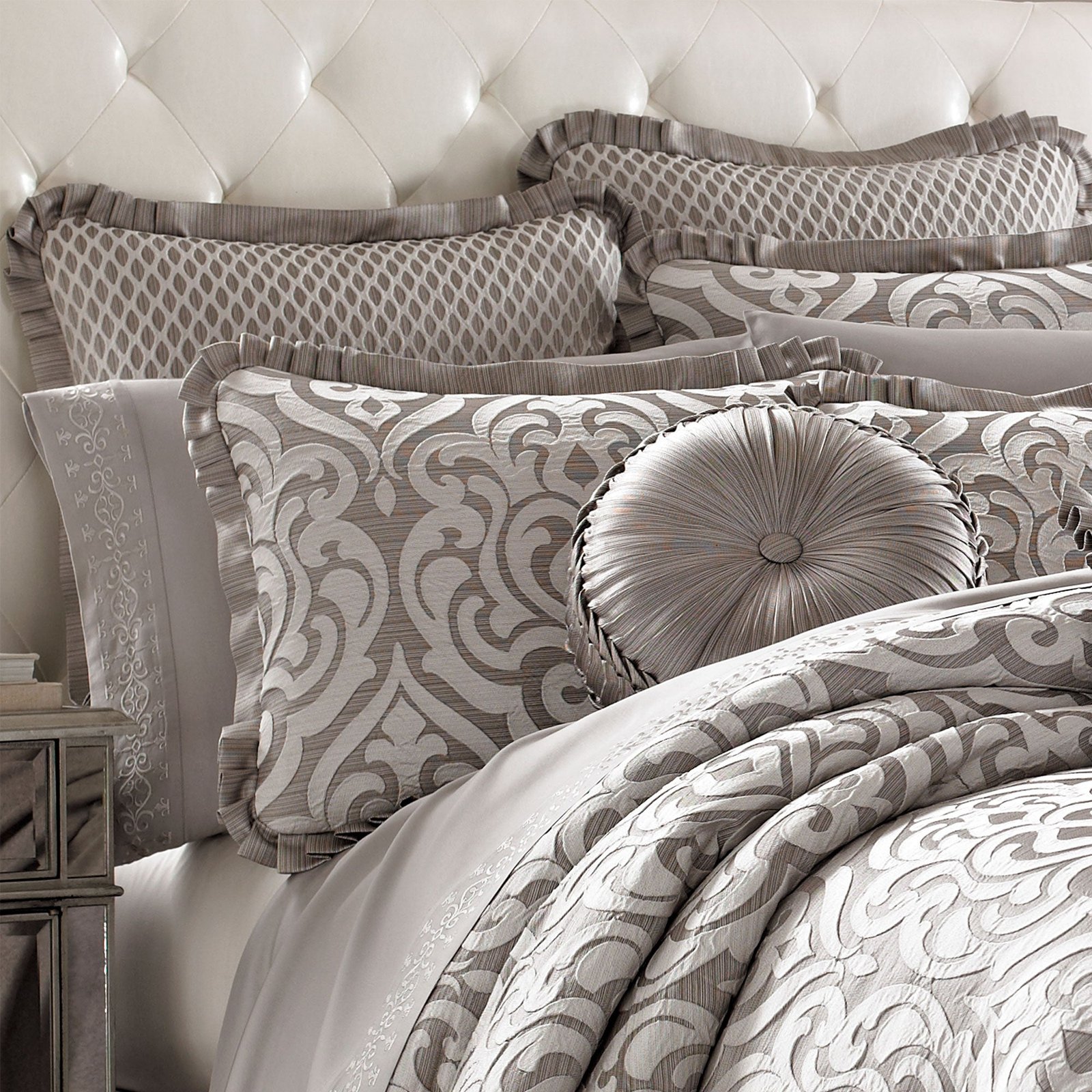 j-queen-new-york-babylon-pillows_1