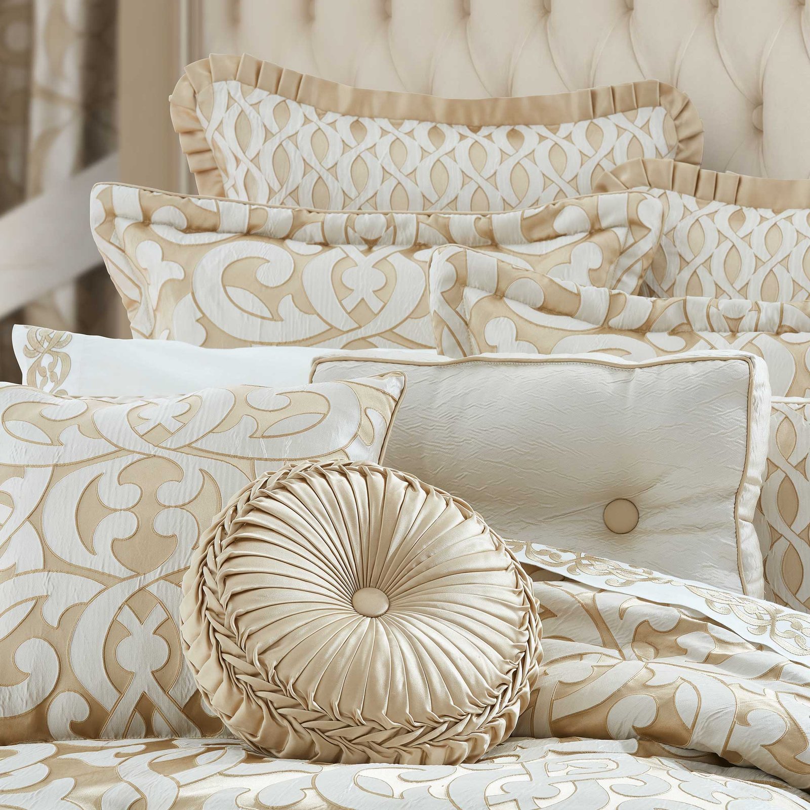 la-boheme-tufted-round-decorative-throw-pillow-gold-2