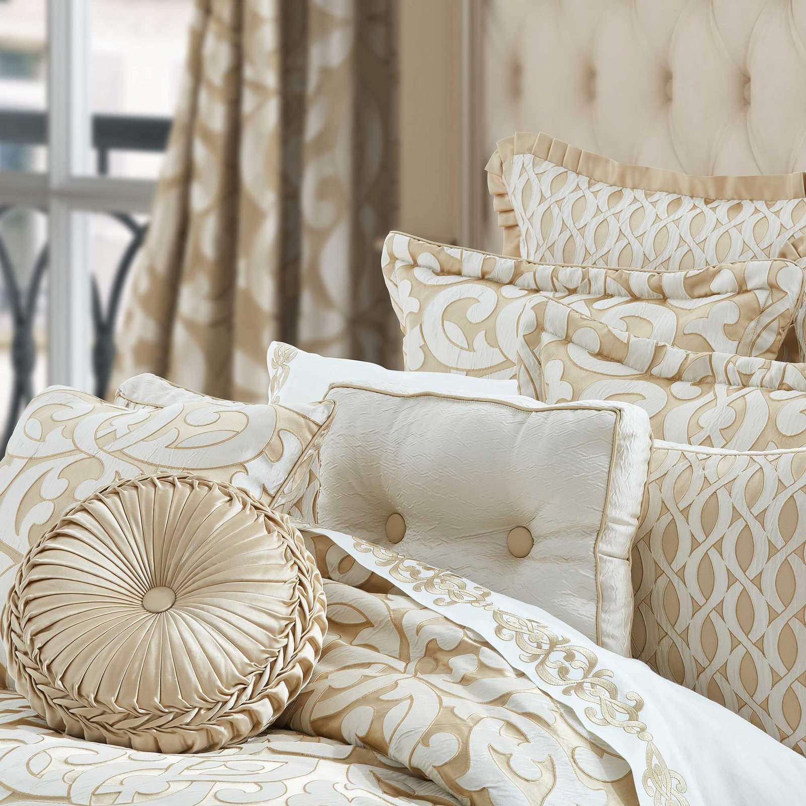 la-boheme-tufted-round-decorative-throw-pillow-gold-3