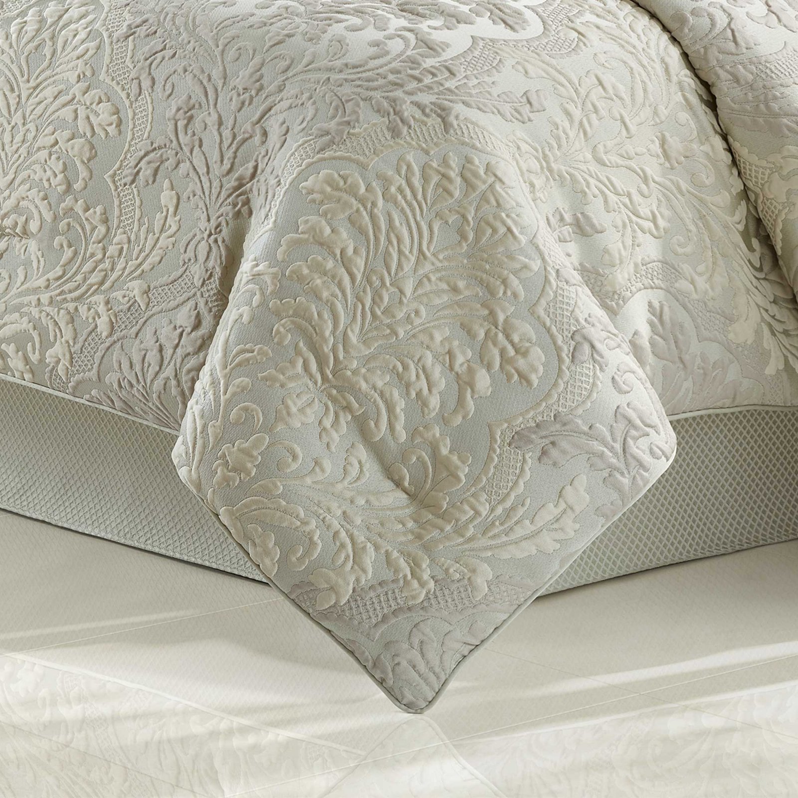 leonardo-queen-4-piece-comforter-set-celadon-green-2