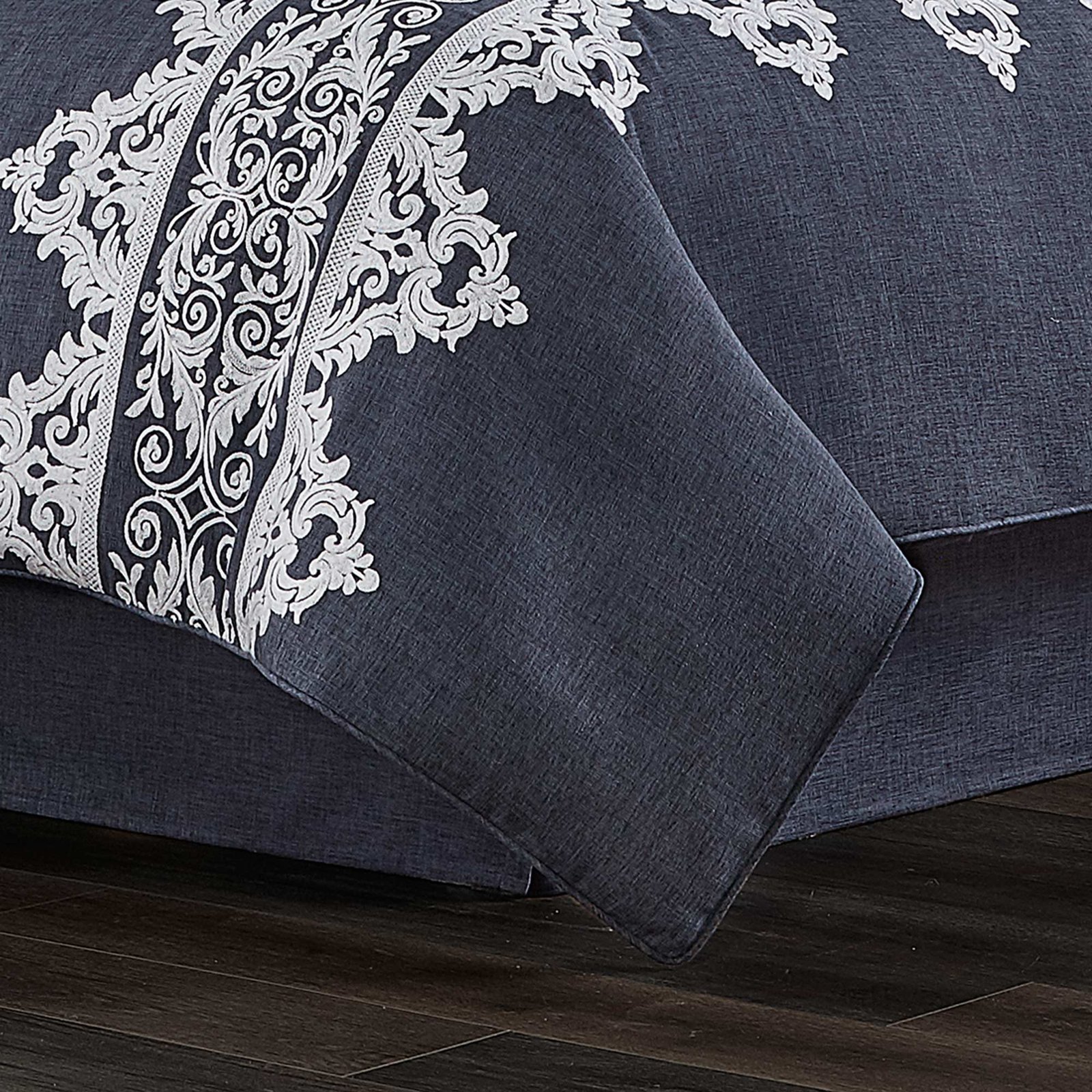 shelburne-quuen-4-pieces-comforter-set-3