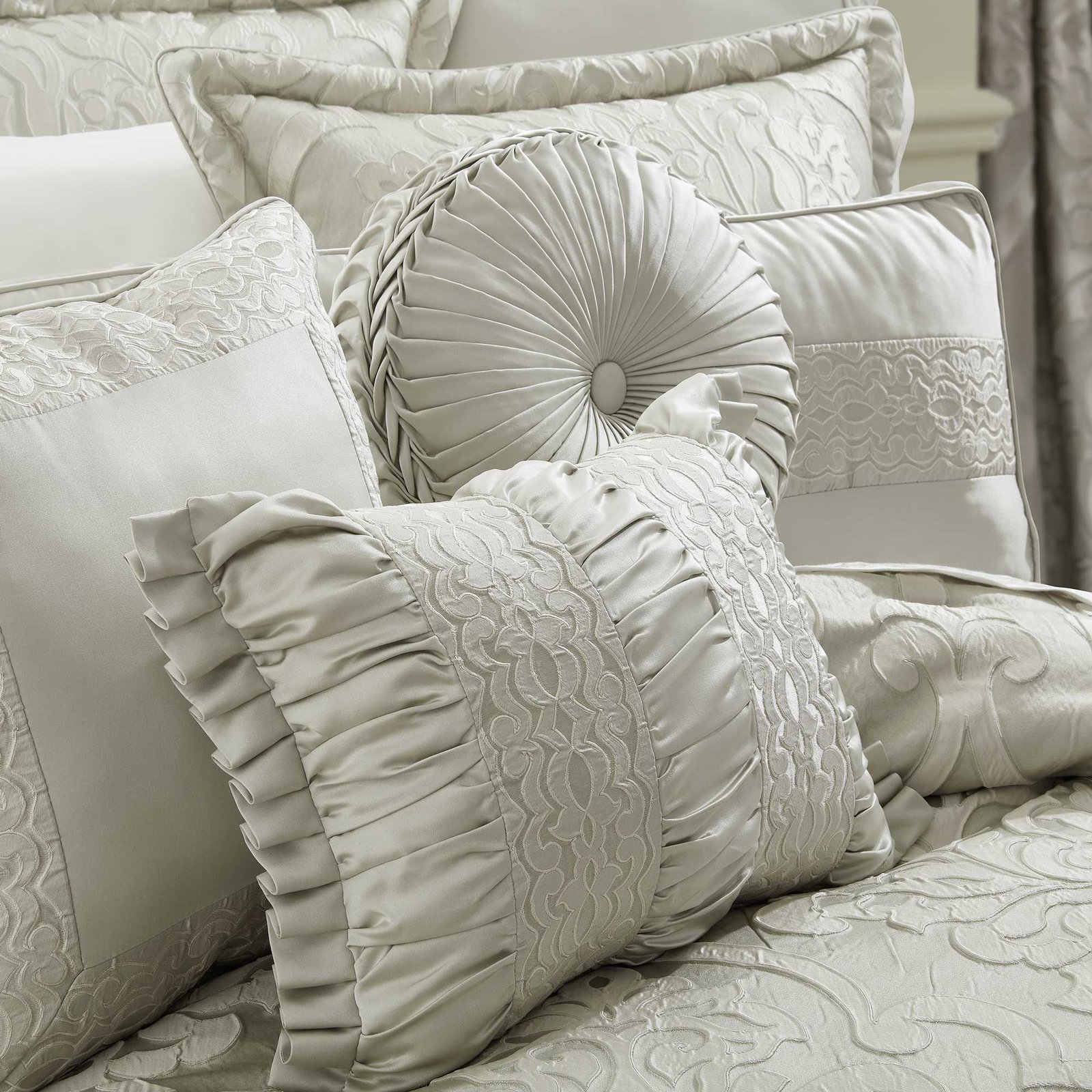 surano-tufted-round-decorative-throw-pillow-celadon-green-3_04654241-18af-4b89-94f6-a7bec0451349