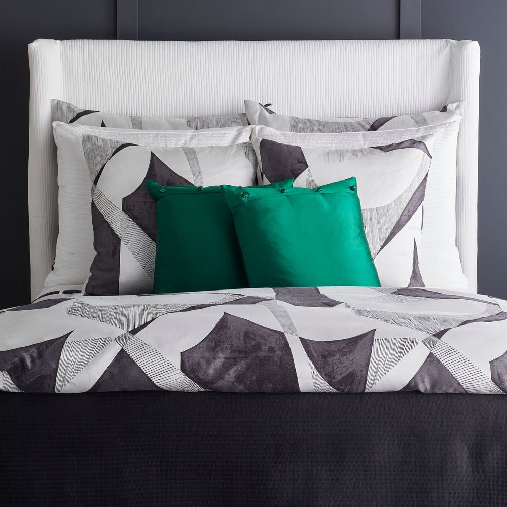 Clio_BlackWhite_Lifestyle_1_500x500_crop_center_2x_035453bb-367e-4d70-9ab7-093a5ab0a1b1